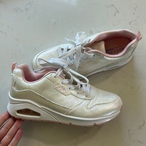 Like Brand New! Sketchers Air-CooledMemory Foam iridescent white/pink | Size 4